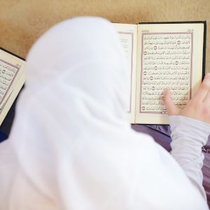 muslim woman reading quran
